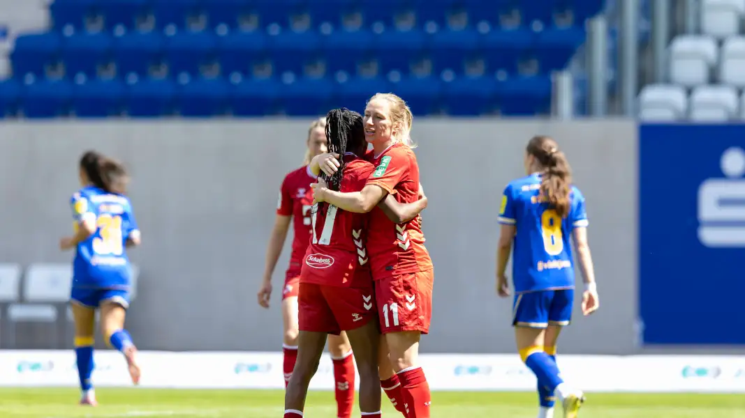 Lydia Andrade und Pauline Bremer jubeln über ein Tor.