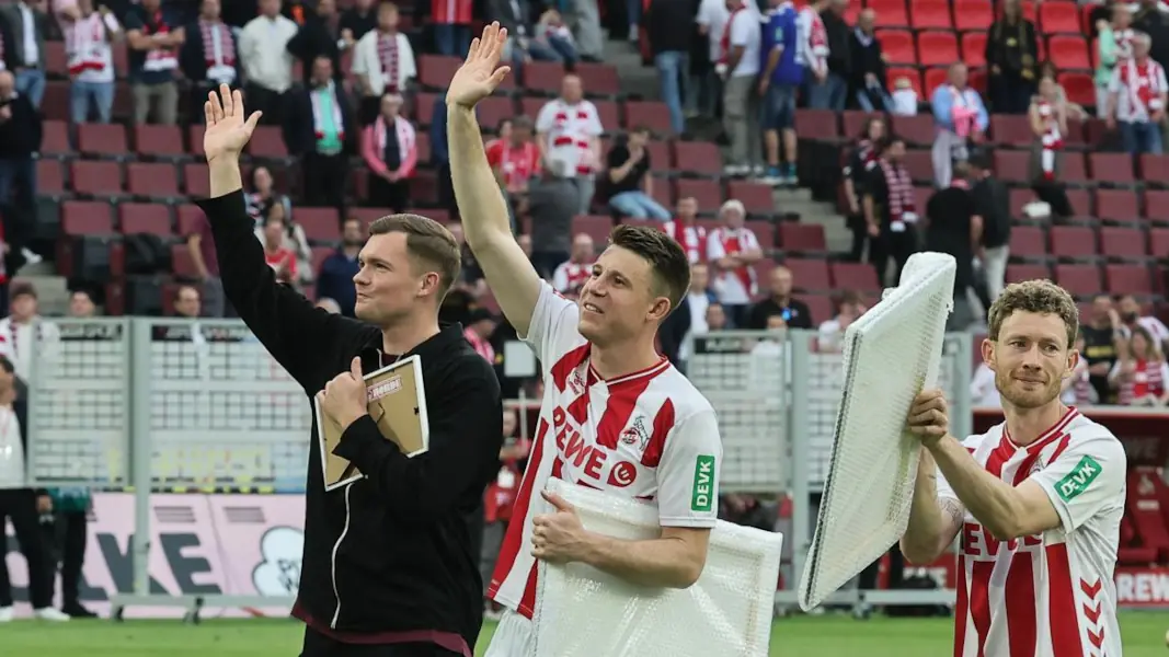 Luca Kilian, Dominique Heintz und Florian Kainz vor der Südkurve. (Foto: Bucco)