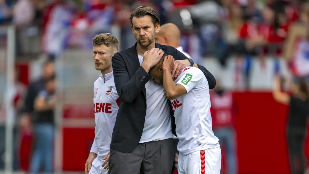 Thomas Kessler tröstet Linton Maina: 2024 ist der 1. FC Köln in Heidenheim abgestiegen. (Foto: IMAGO / MIS)