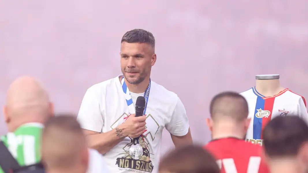 Lukas Podolski am Samstag bei der Verkündung seines Karriereendes. (Foto: IMAGO / Newspix)