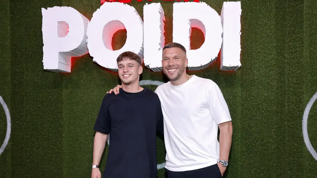 Lukas Podolski mit seinem Sohn Louis bei der Premiere. (Foto: IMAGO / Panama Pictures)