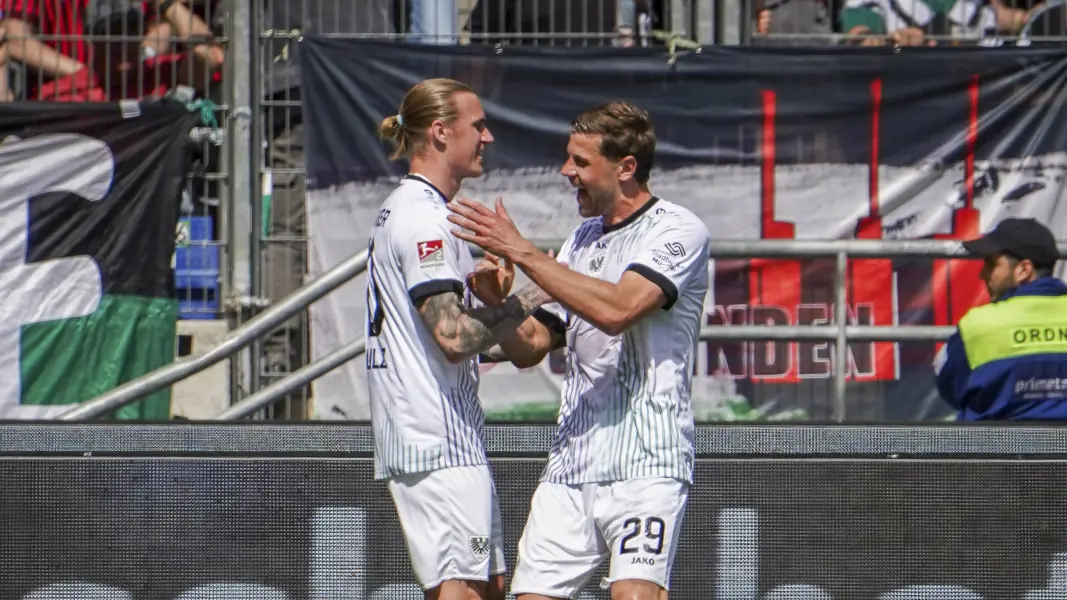Imad Rondic (r.) jubelt mit Münster-Mitspieler Jorrit Hendrix. (Foto: IMAGO / STEINSIEK.CH)
