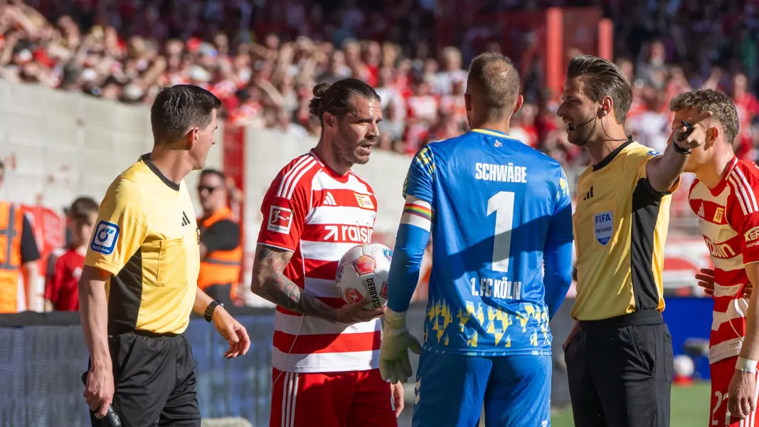 Marvin Schwäbe beschwerte sich schon vor dem 2:2 bei Christopher Trimmel. (Foto: IMAGO / Matthias Koch)