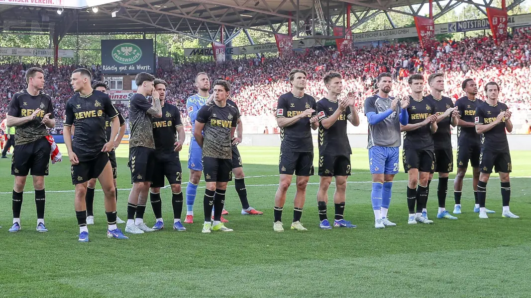 Die FC-Profis beim Gang vor den Gästeblock. (Foto: IMAGO / Jan Huebner)