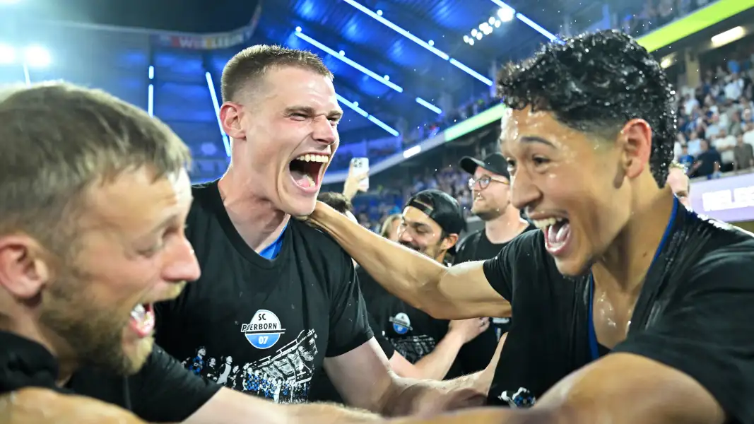 Steffen Tigges jubelt mit dem SC Paderborn über den Aufstieg. (Foto: IMAGO / Ulrich Hufnagel)