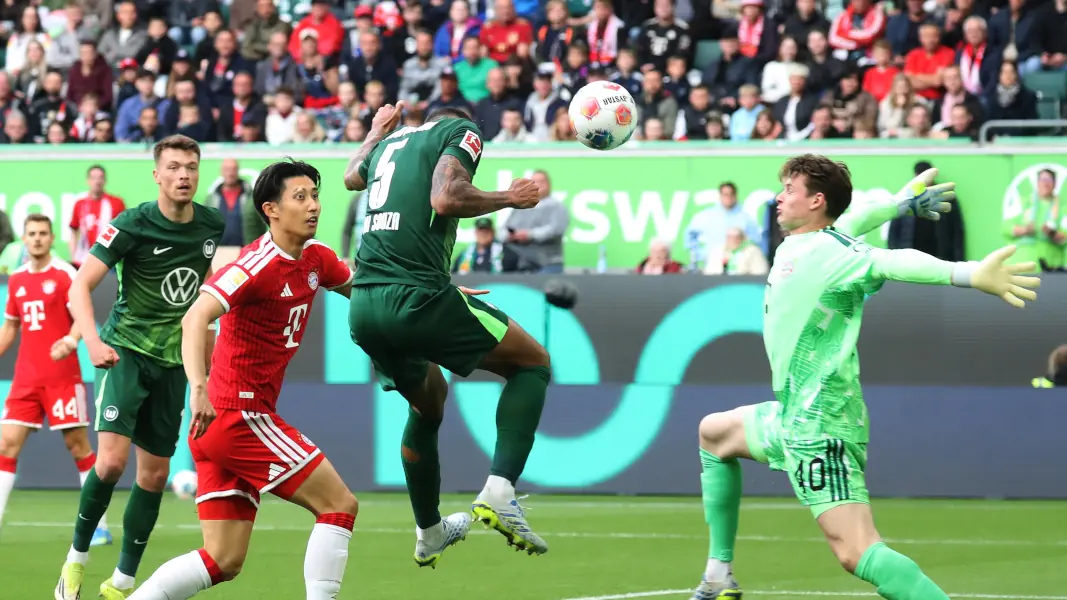 Jonas Urbig bei einer seiner Glanztaten in Wolfsburg. (Foto: IMAGO / Jan Huebner)