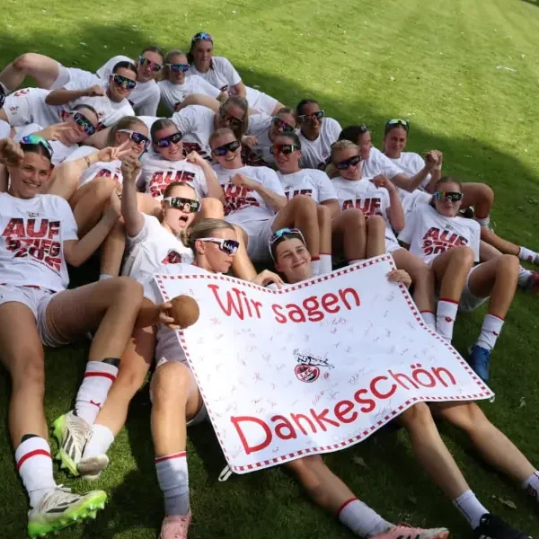 Umjubelte Nullnummer: 1. FC Köln feiert Aufstieg in die 2. Bundesliga!