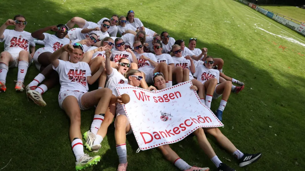 Die U21-Frauen des 1. FC Köln feiern den Aufstieg. (Foto: Eichinger)