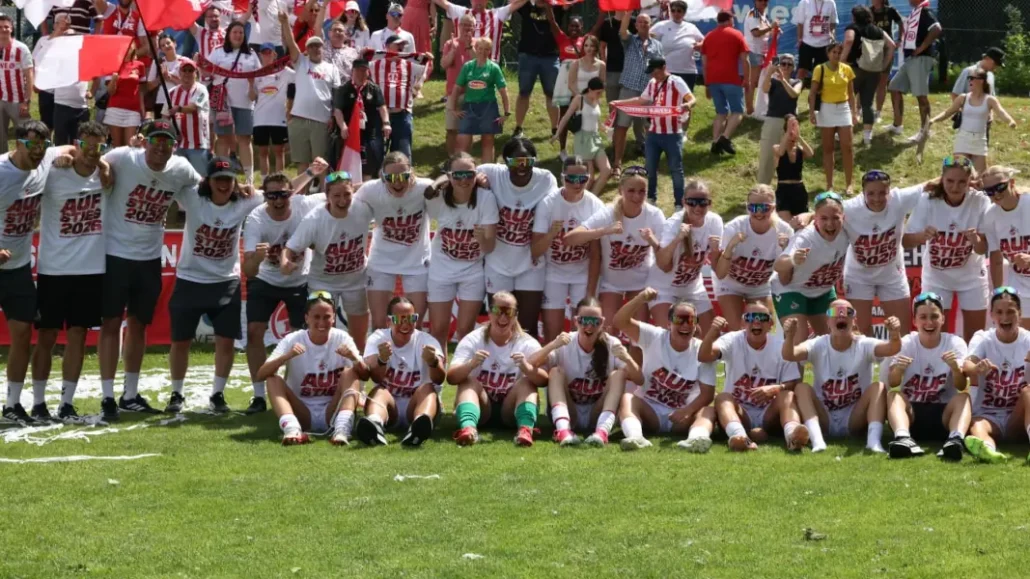 Die U21-Frauen nach dem Aufstieg. (Foto: Eichinger)
