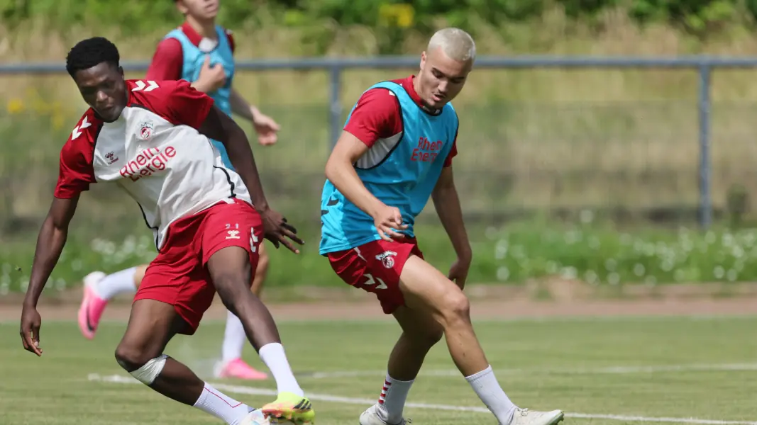 Etienne Borie (r.), hier im Zweikampf mit David Okpodu, trainiert aktuell mit der U21. (Foto: Bucco)