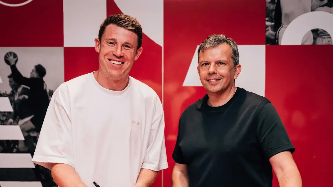 Dominique Heintz mit Fortuna-Sportboss Samir Arabi. (Foto: Fortuna Düsseldorf)