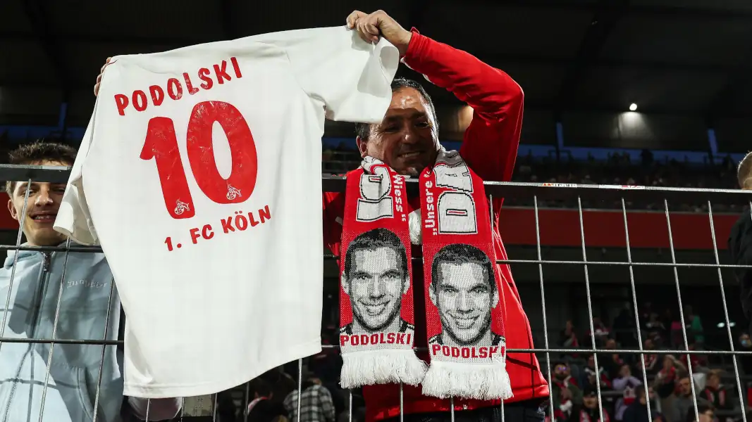 Ein Fan mit einem Podolski-Trikot