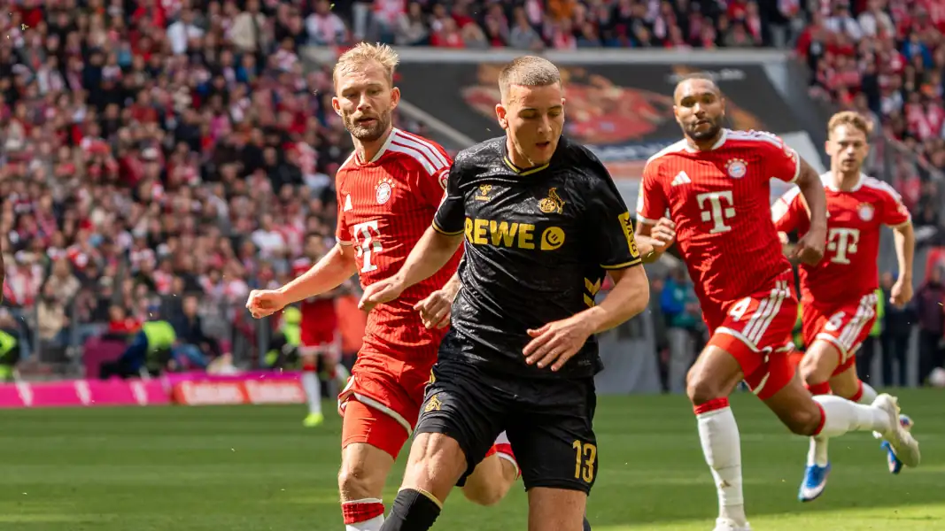 Said El Mala gejagt von den Spielern des FC Bayern München.