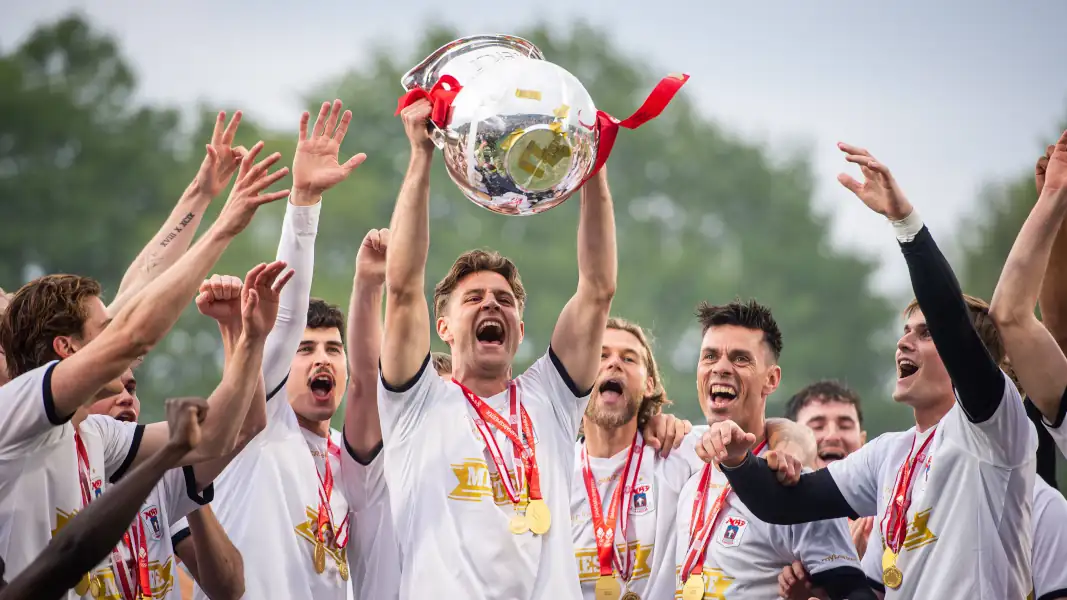Rasmus Carstensen feiert mit den Kollegen von Aarhus GF die Meisterschaft.