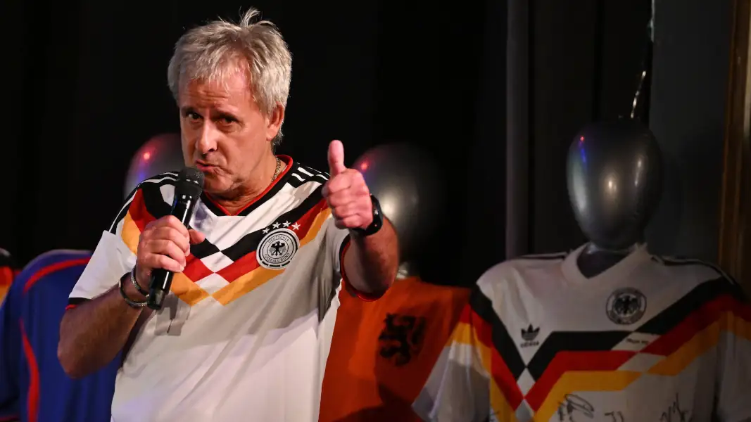 Pierre Littbarski im Trikot der Nationalmannschaft.