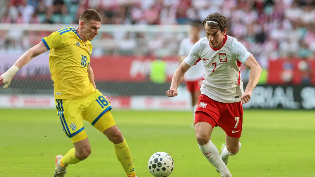 Jakub Kaminski (Polen, r.) gegen den Ukrainer Oleh Ocheretko.