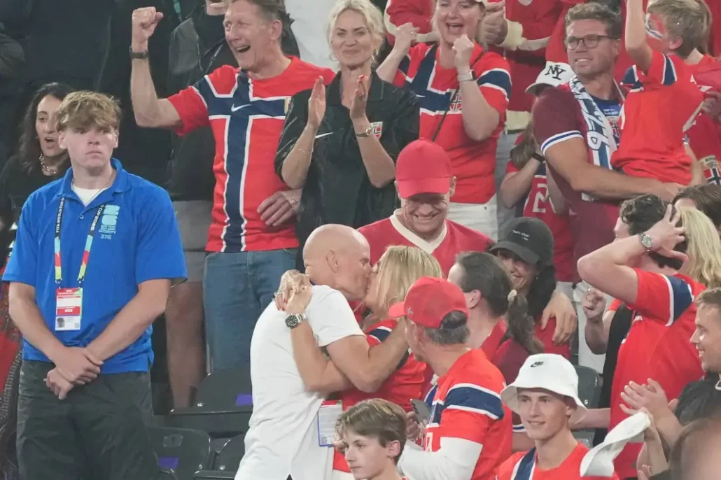 Norwegens Trainer Stale Solbakken küsst bei der WM seine Frau Anniken