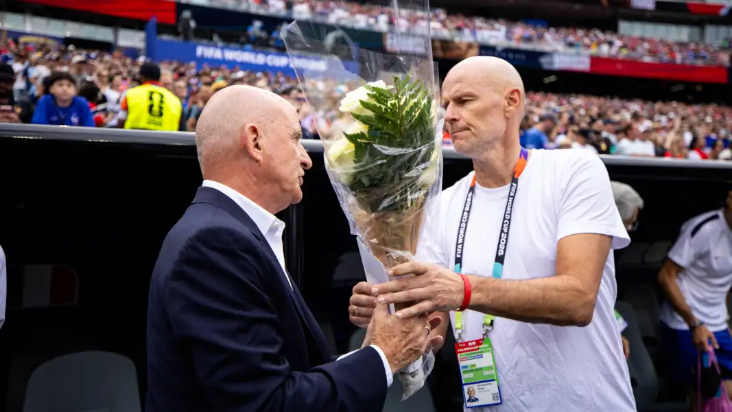 Stale Solbakken überreichte Frankreichs Co-Trainer Guy Stephan stellvertretend für den trauernden Chefcoach Didier Deschamps einen Blumenstrauß. (Foto: IMAGO / MB Media Solutions)