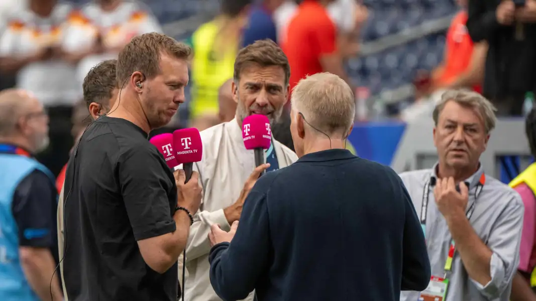 Jürgen Klopp (Mitte) nach dem Spiel gegen Paraguay neben Julian Nagelsmann. (Foto: IMAGO / Matthias Koch)