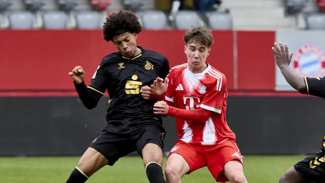 FC-Talent Ben Nwachukwu im Duell mit Bayerns Simon Schaff. (Foto: IMAGO / sportworld)