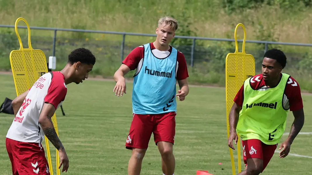 Fynn Schenten (M.) ist bei der U21 in die Saisonvorbereitung eingestiegen. (Foto: Bucco)