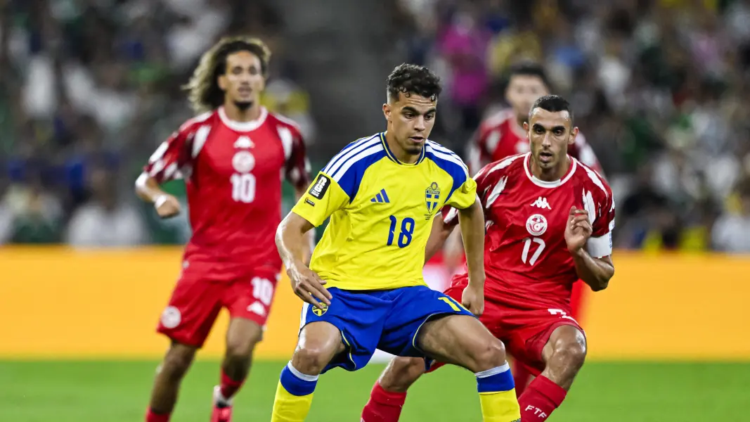 Ellyes Skhiri (r.) bei Tunesiens WM-Debakel gegen Schweden um Yasin Ayari. (Foto: IMAGO / ZUMA Press Wire)