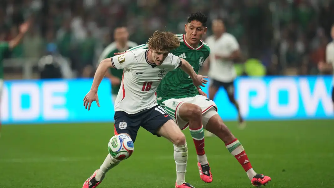 Edson Alvarez bei der WM gegen Englands Anthony Gordon. Foto: imago/de Fodi