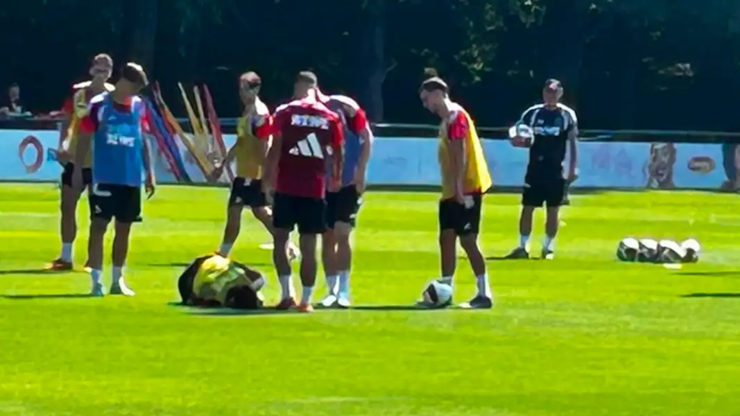 Said El Mala liegt im Training auf dem Boden.