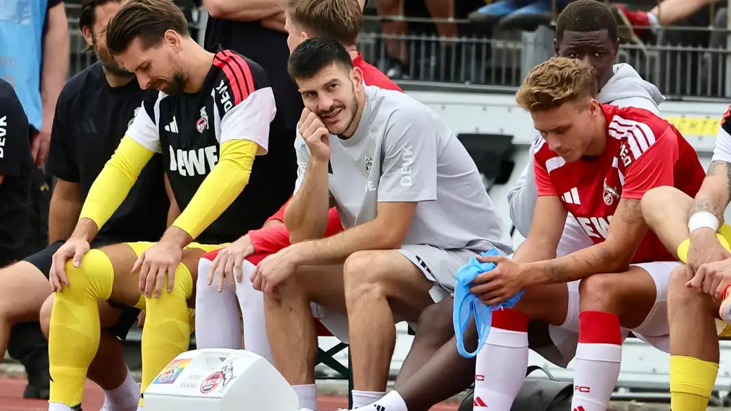 Luka Lochoshvili (1. FC Köln) verletzt auf der Bank.