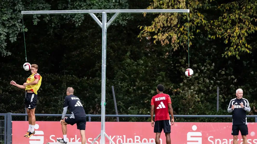 Kevin McKenna beobachtet Sebastian Sebulonsen beim Kopfball.
