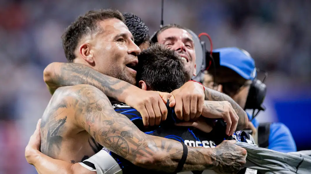 Lionel Messi jubelt mit den Teamkameraden Nicolas Otamendi und Rodrigo de Paul