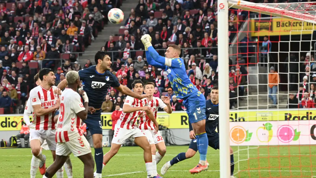 Marvin Schwäbe, Keeper des 1. FC Köln, klärt im Strafraum gegen die TSG Hoffenheim. (Foto: imago/Sven Simon)