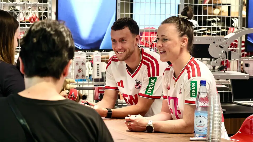 Luca Waldschmit und Martina Hegering mit Fans.