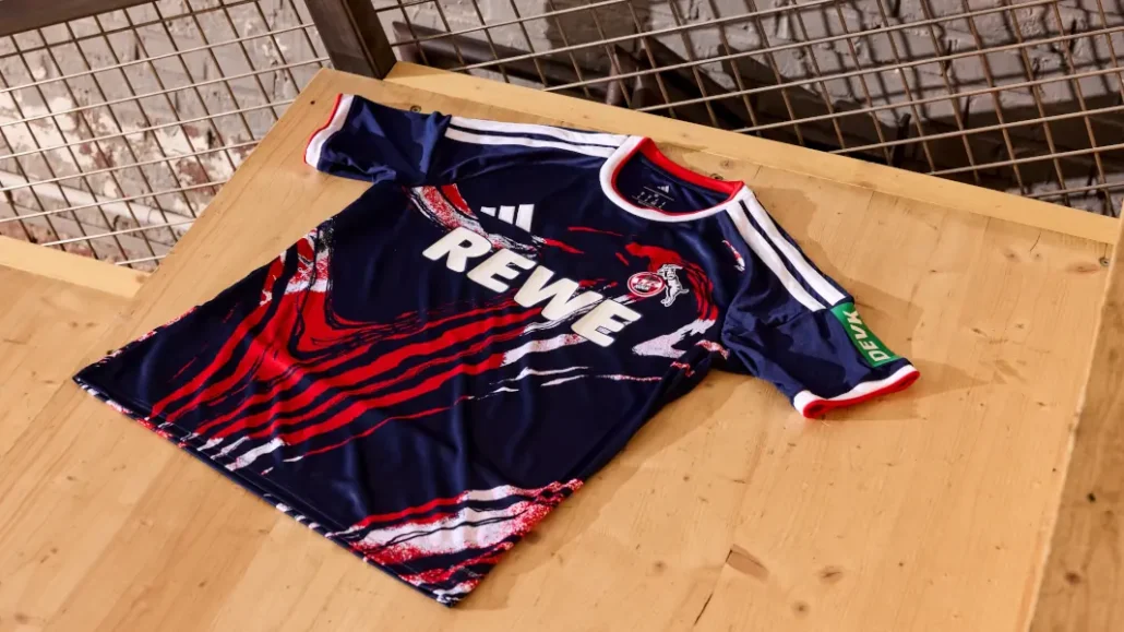 Das neue Ausweichtrikot des 1. FC Köln im Ganzen. (Foto: 1. FC Köln)