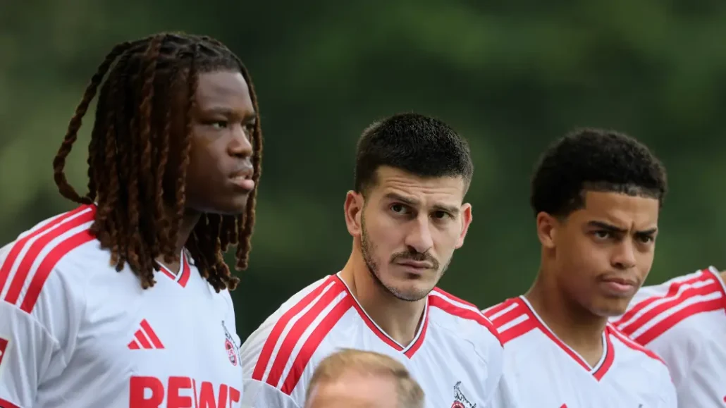 Innenverteidiger unter sich: Elias Bakatukanda, Luka Lochoshvili und Jahmai Simpson-Pusey. (Foto: Bucco)