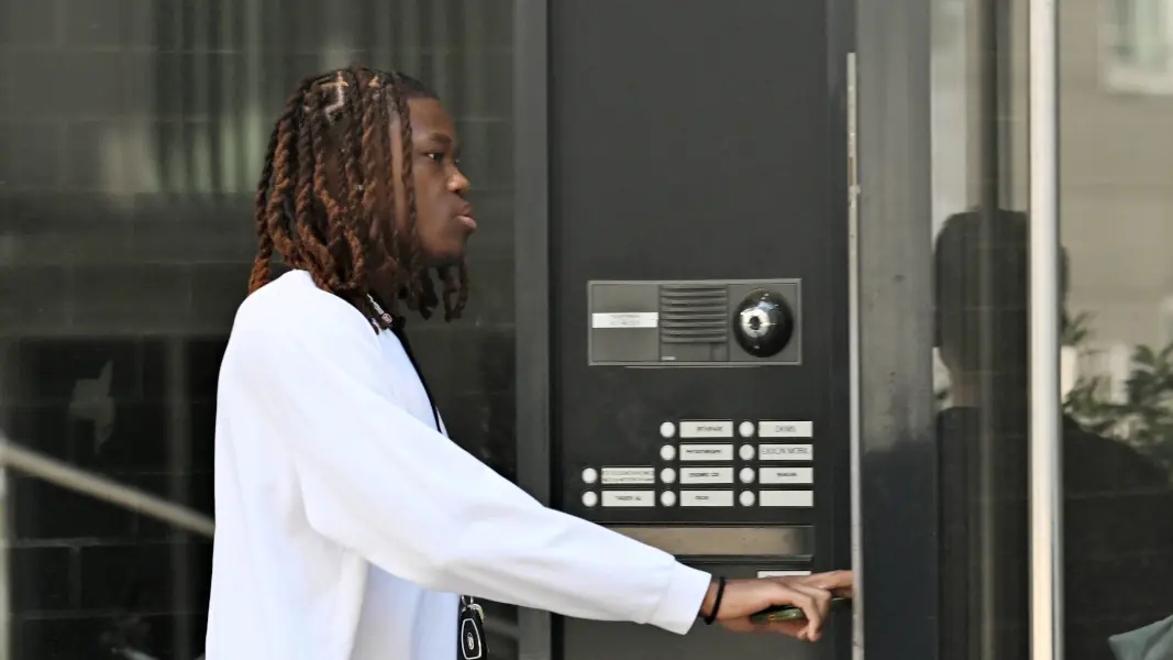 Zurück in Köln und bald wieder weg? Elias Bakatukanda. (Foto: IMAGO / Jan Huebner)