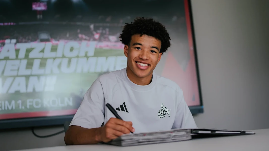 Evan Brown bei seiner Vertragsunterschrift. (Foto: 1. FC Köln)