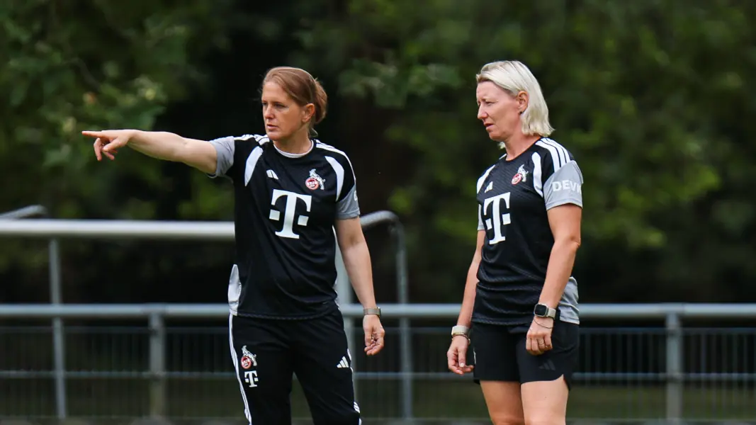Britta Carlson mit ihrer Co-Trainerin Jacqueline Dünker beim Vorbereitungsstart. (Foto: IMAGO / Beautiful Sports)