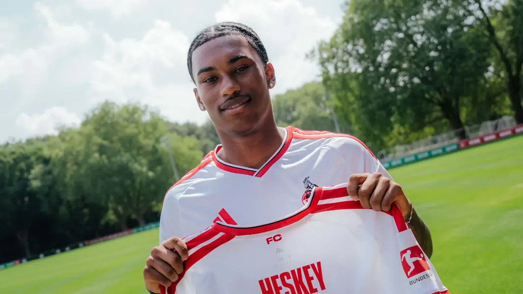 Reigan Heskey am Geißbockheim. (Foto: 1. FC Köln)