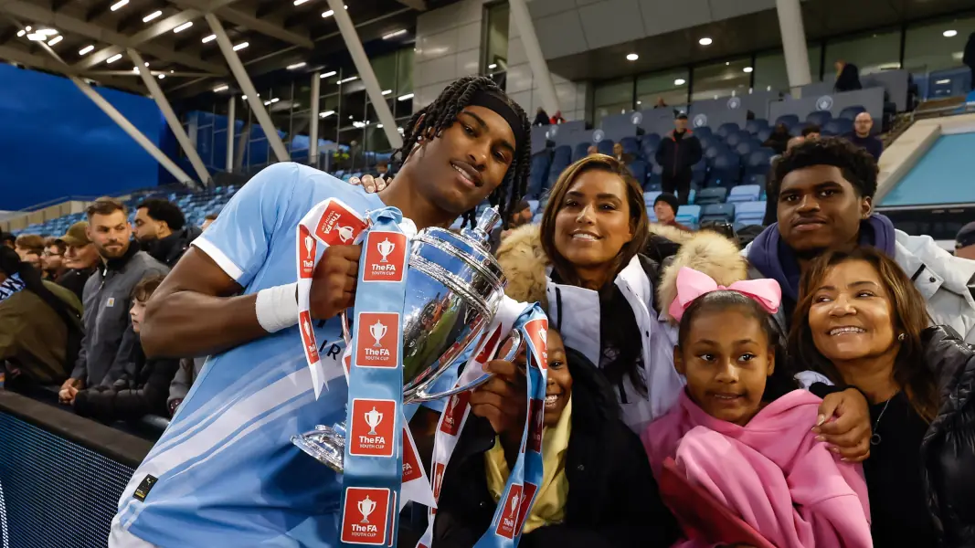 Reigan Heskey feiert den Gewinn des FA Youth Cups mit seiner Familie. Rechts: sein Bruder Jaden. (Foto: IMAGO / Sportimage)