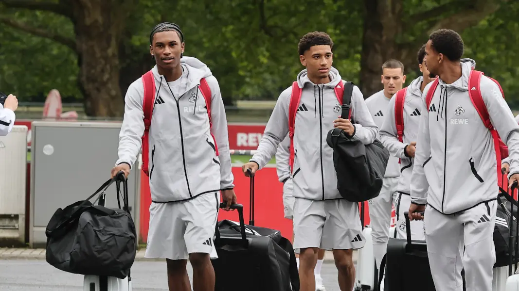 Erstmals mit dabei: Reigan Heskey (l.) auf dem Weg ins Trainingslager des 1. FC Köln. (Foto: Bucco)