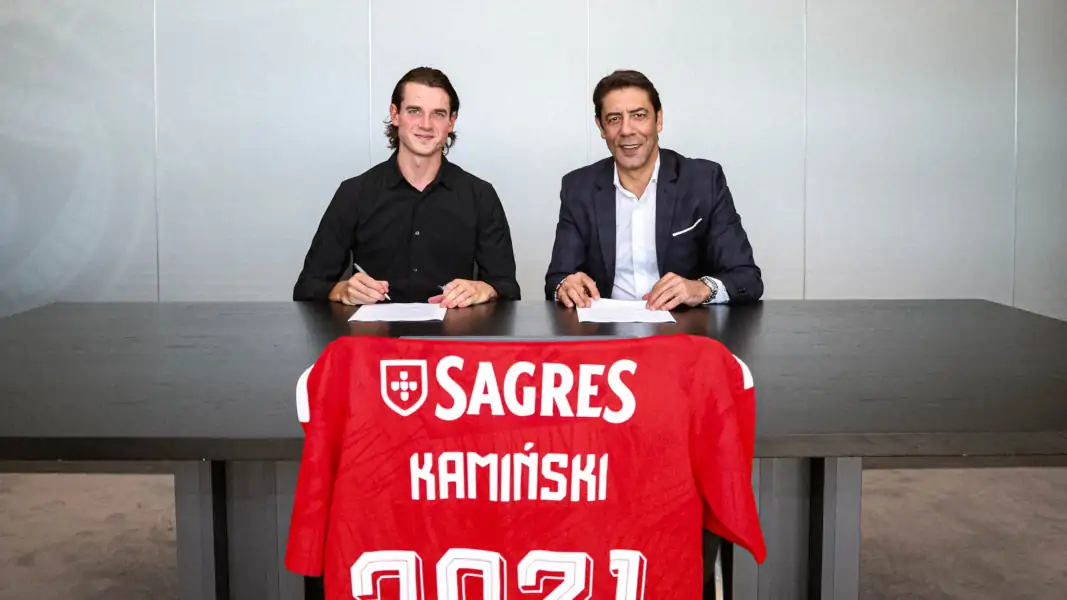 Jakub Kaminski mit Benfica-Präsident und Portugal-Legende Rui Costa. (Foto: slbenfica.pt)