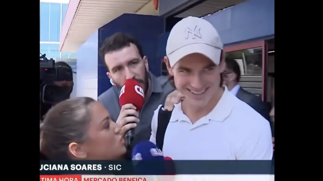 Jakub Kaminski bei seiner Ankunft in Lissabon. (Foto: PLUS Benfica)