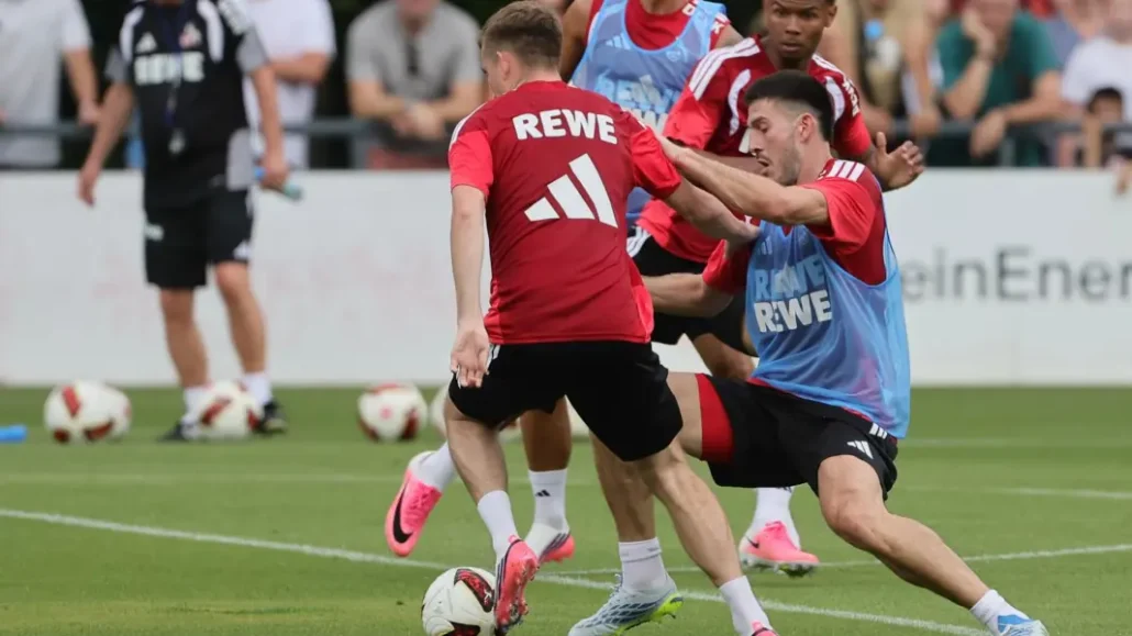 Locho im Zweikampf mit Isak Johannesson. (Foto: Bucco)
