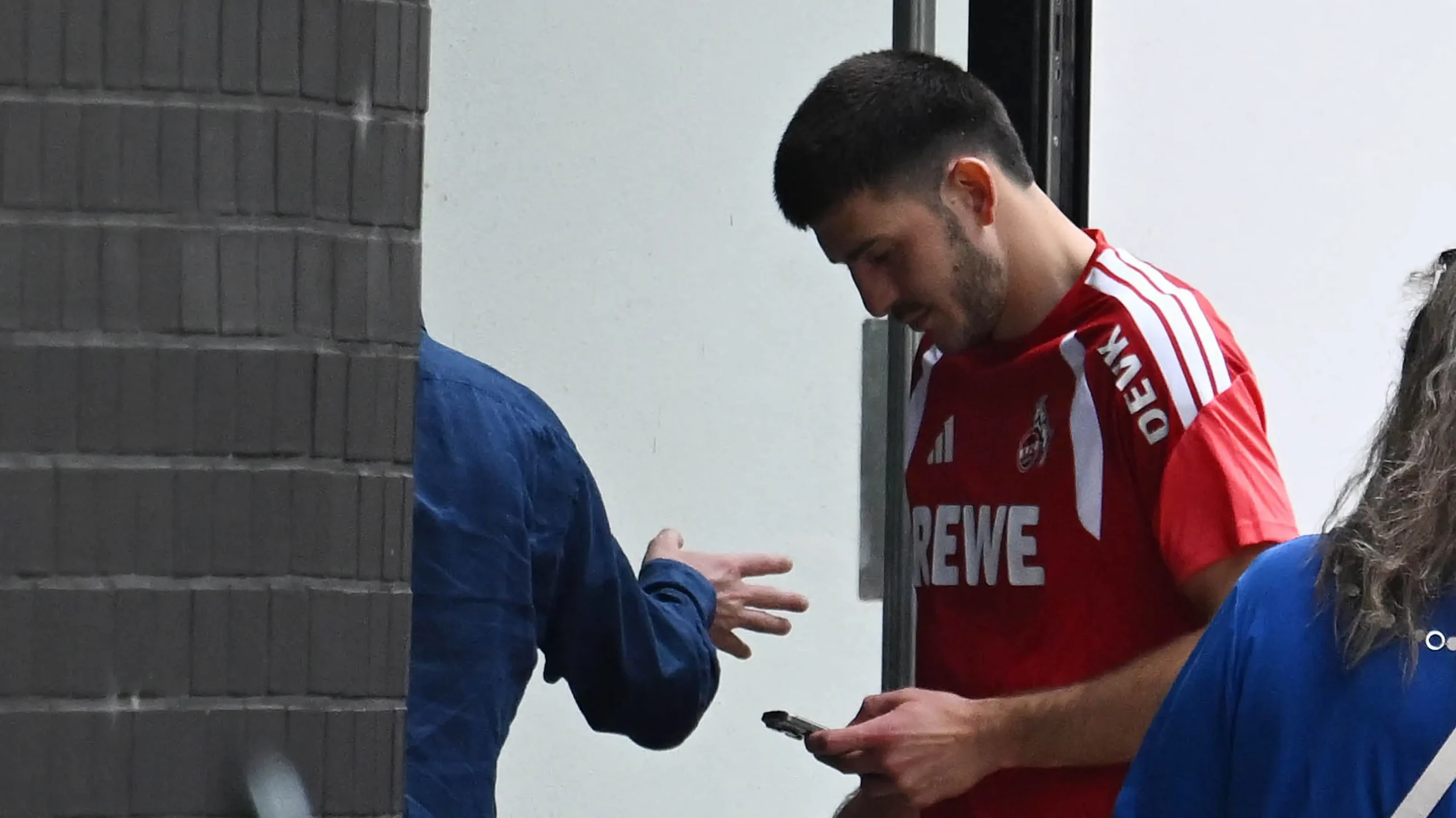 Luka Lochoshvili im FC-Outfit beim Medizincheck. (Foto: IMAGO / Jan Huebner)