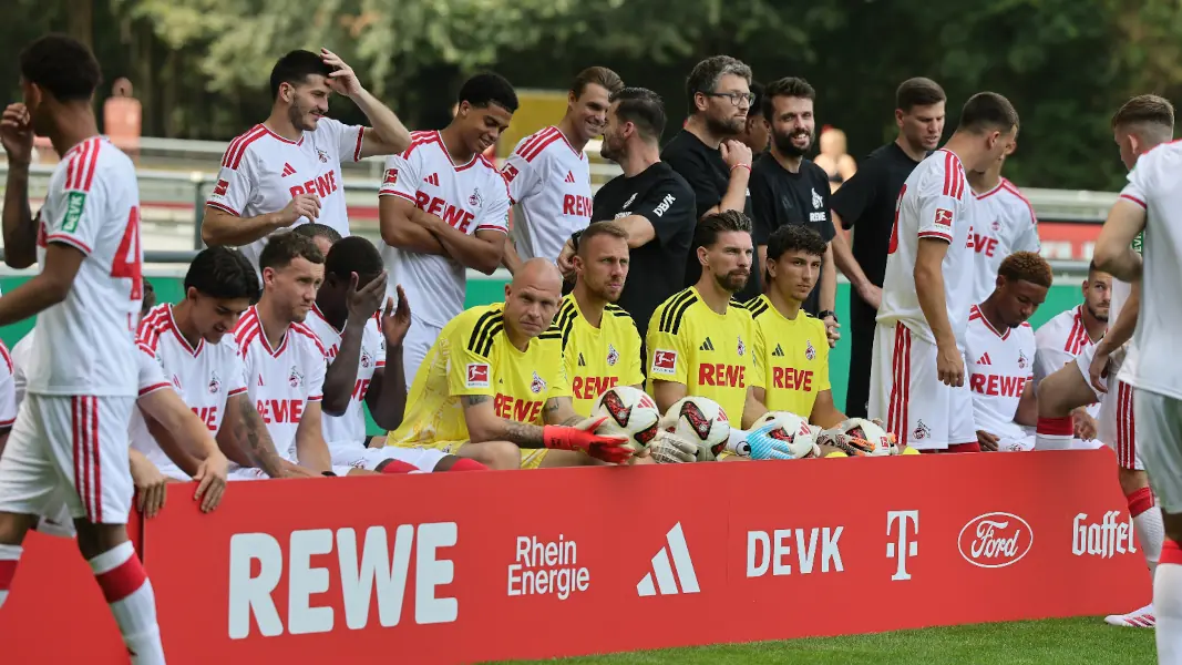 Die Profis des 1. FC Köln machen sich bereit fürs Mannschaftsfoto. (Foto: Bucco)