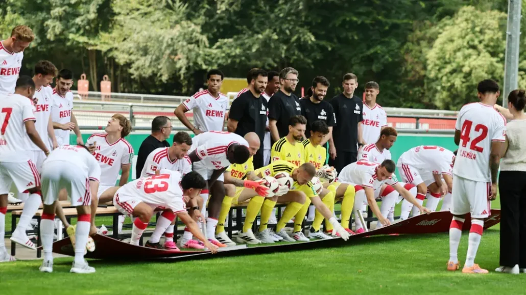 Die Profis des 1. FC Köln machen sich bereit fürs Mannschaftsfoto. (Foto: Bucco)