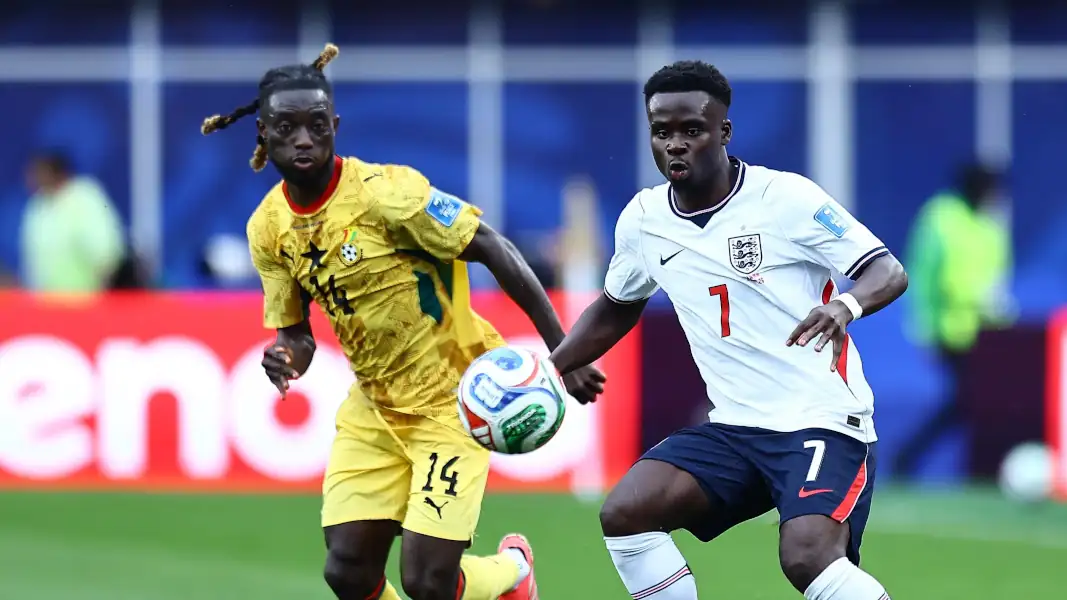 Gideon Mensah (li.) bei der WM 2026 im Duell mit Englands Bukayo Saka. (Foto: IMAGO / Shutterstock)