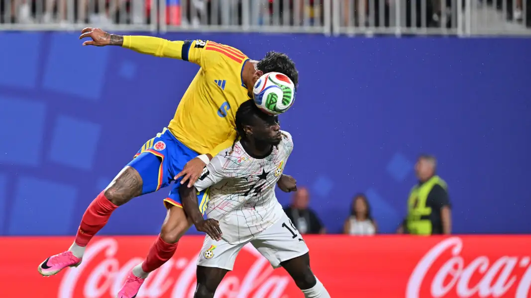 Gideon Mensah (unten) ist gegen Kolumbien bei der WM ausgeschieden. (Foto: IMAGO / EPA)