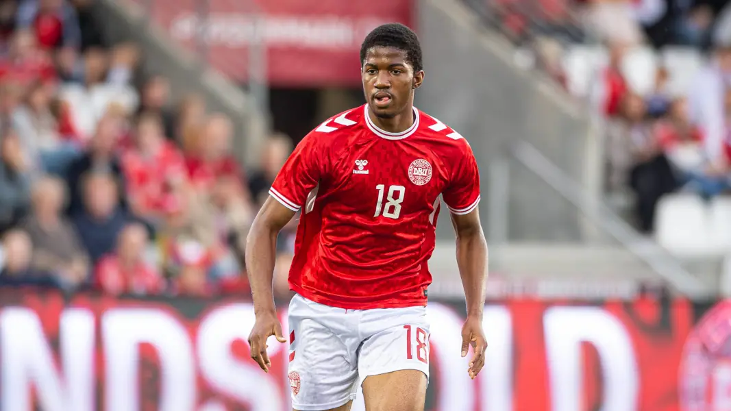 Manchester Uniteds Chido Obi im Einsatz für Dänemarks U21. (Foto: IMAGO / Gonzales Photo)